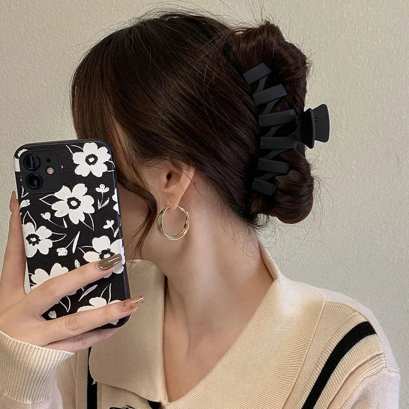 Elegant Black Geometric Hair Claw – Stylish Long Hair Holder