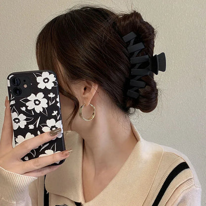 Elegant Black Geometric Hair Claw – Stylish Long Hair Holder